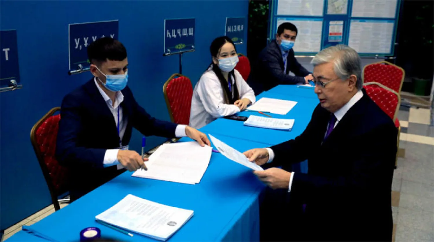 الرئيس توكاييف قبيل الإدلاء بصوته داخل مركز اقتراع في أستانا أمس (د.ب.أ)