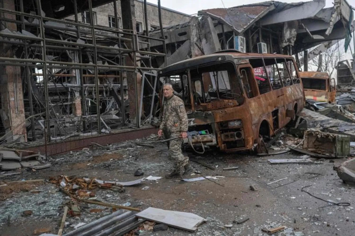 آثار المعارك في مباني مطار خيرسون الذي استولت عليه القوات الأؤكرانية أخيراً (أ.ف.ب)