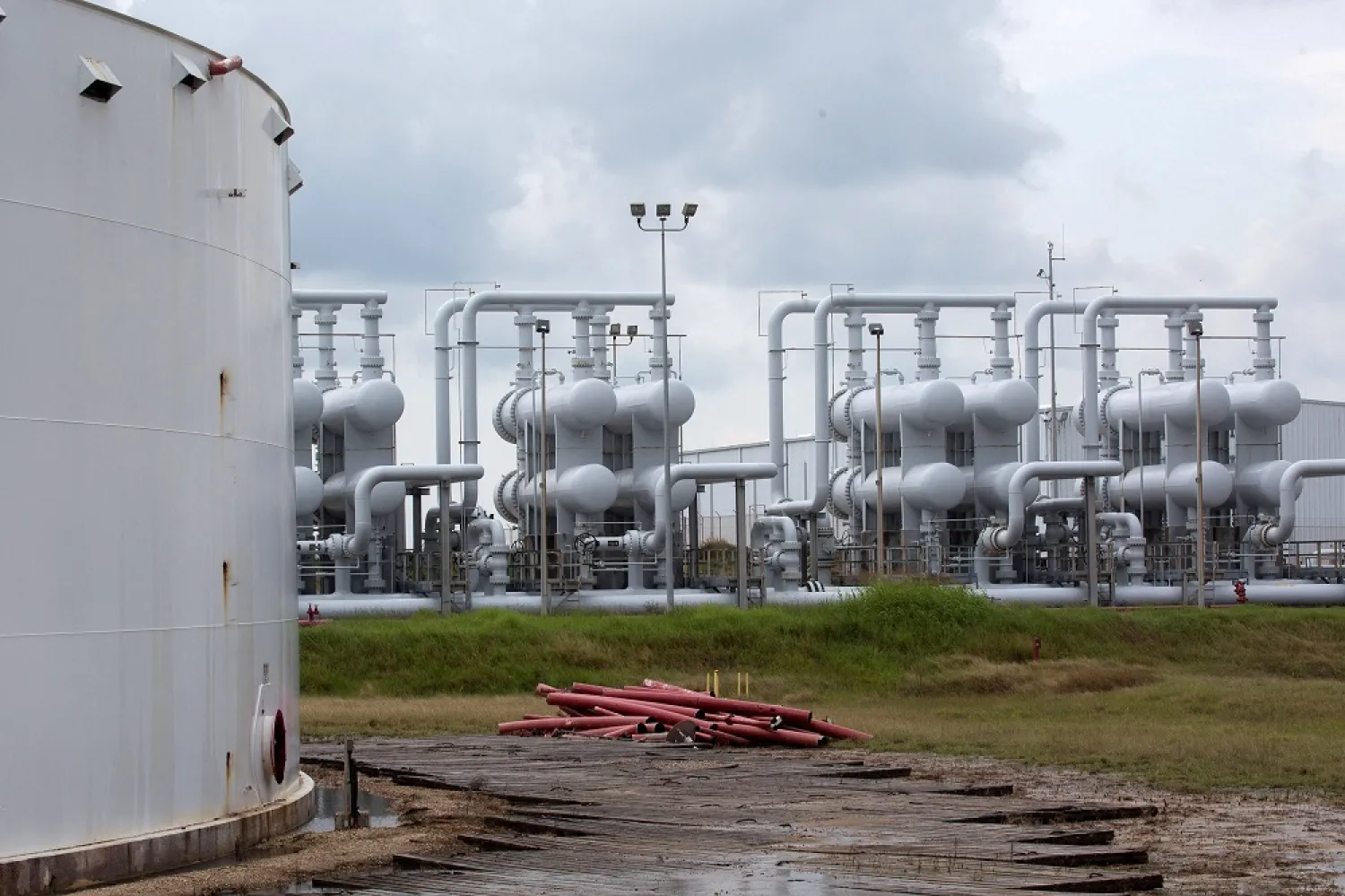 An oil storage tank and crude oil pipeline equipment is seen during a tour by the Department of Energy at the Strategic Petroleum Reserve in Freeport, Texas, US, June 9, 2016. (Reuters)