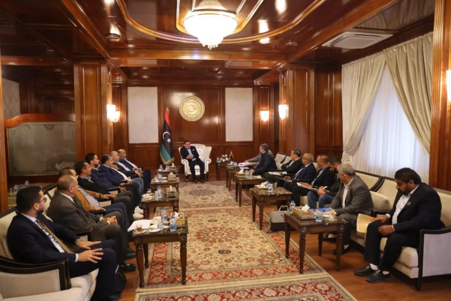 الدبيبة مجتمعاً بعمداء بلديات محلية في طرابلس (حكومة الوحدة)