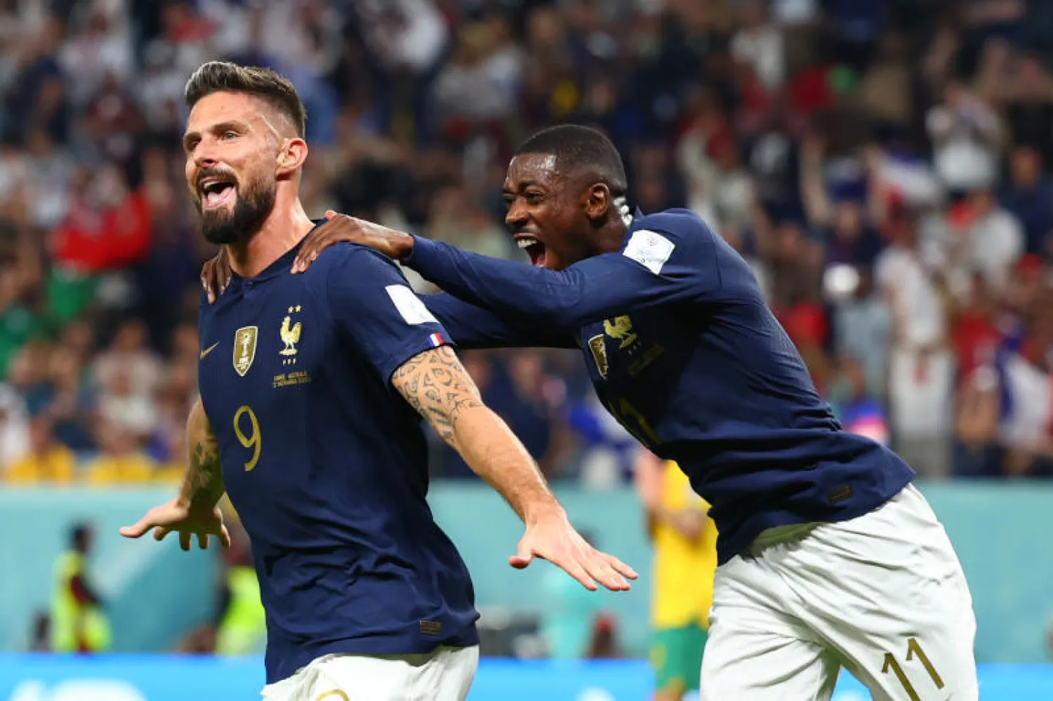 جيرو يحتفل بهدفه الأول مع زميله ديمبلي (د.ب.أ)