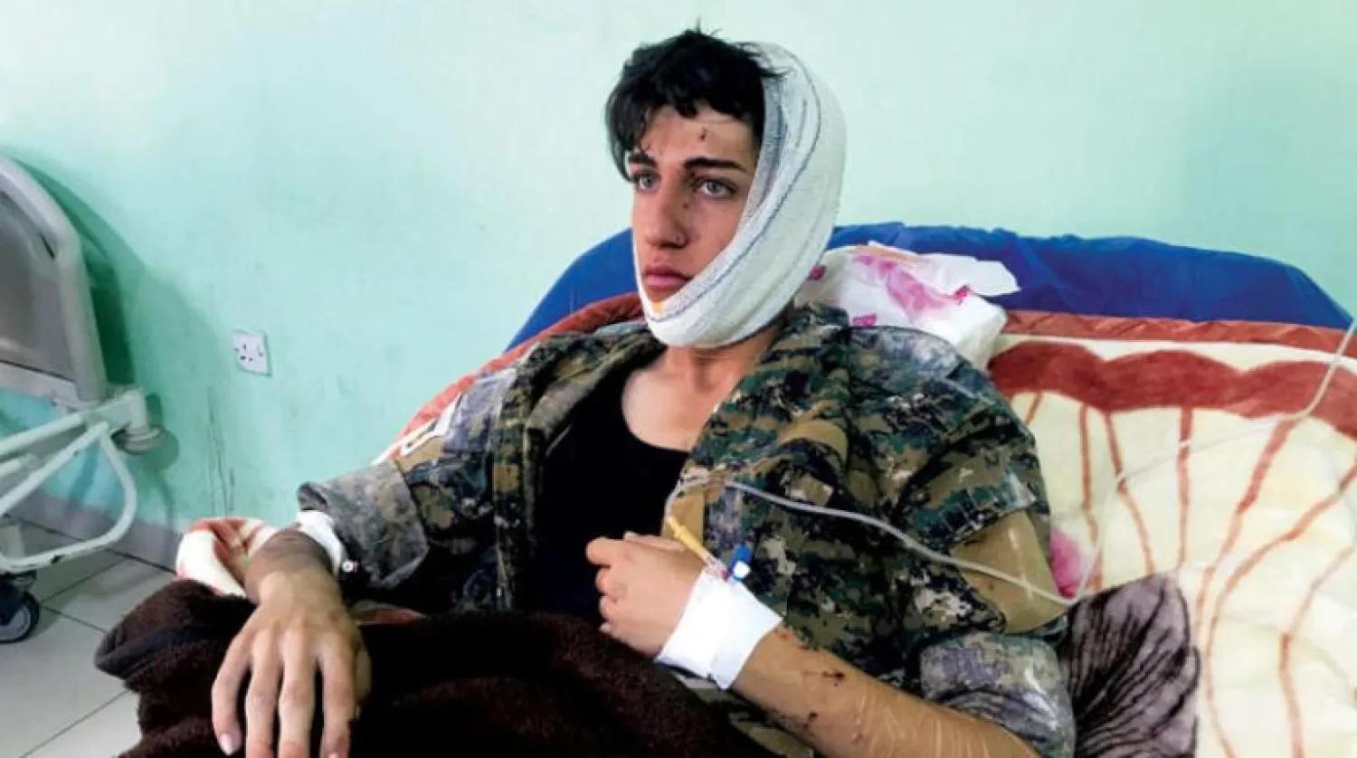 14 Kasım’da İranlı bir Kürt partisinin Erbil yakınlarındaki genel merkezinin maruz kaldığı bombardıman sorası bir yaralı (Reuters)