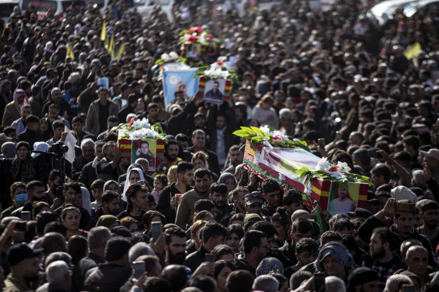 جانب من تشييع القتلى الأكراد الذين سقطوا في الغارات التركية على سوريا (أ.ب)