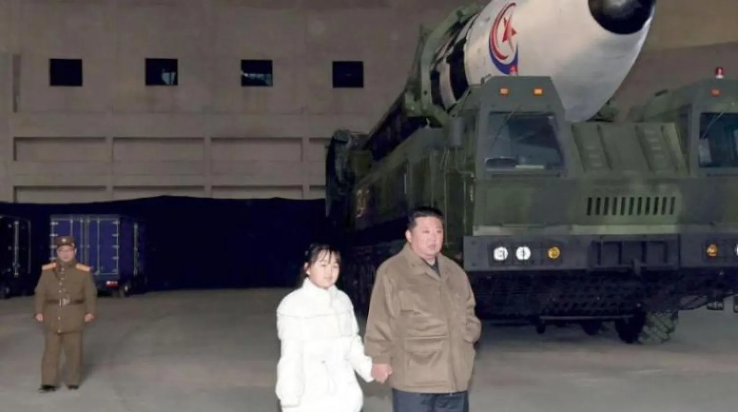 الزعيم الكوري الشمالي ممسكاً بيد ابنته أمام صاروخ عملاق (د.ب.أ)
