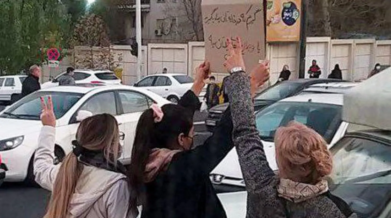 إيرانيات يرفعن شعارات احتجاجية في طهران أول من أمس (تويتر)