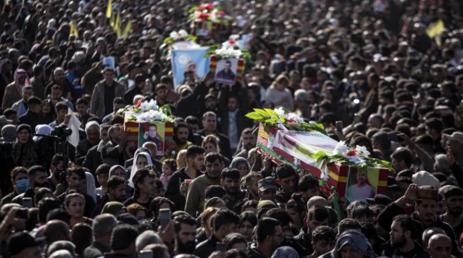 Türkiye'nin Suriye'ye düzenlediği hava saldırılarında öldürülen YPG unsurları için düzenlenen cenaze töreni (AP)
