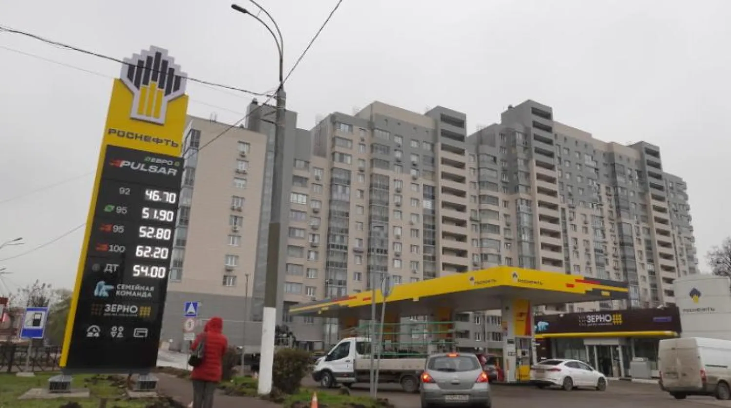 Moskova’daki bir benzin istasyonu (EPA)