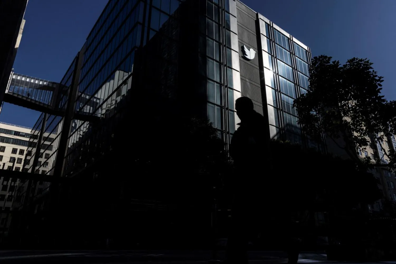 Geçen yılın son ayında sayısı 7 bin 500'ü bulan Twitter çalışanlarının yaklaşık yarısı işten çıkarıldı veya ayrıldı (Reuters)

