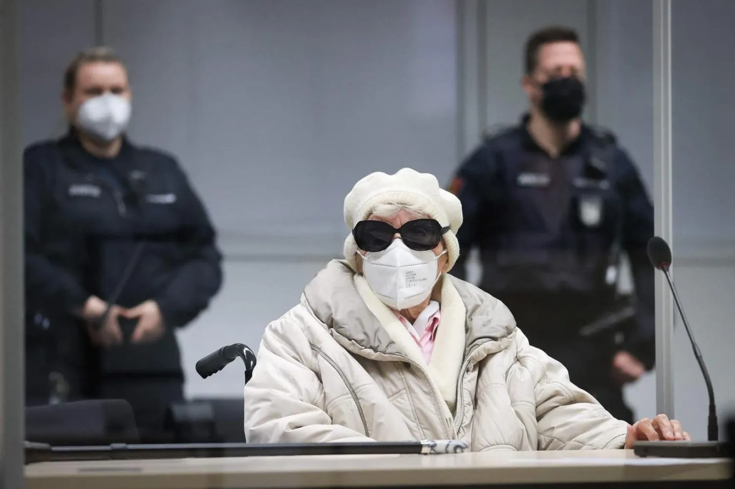 Stutthof Toplama Kampı'nın SS komutanının eski sekreteri sanık Irmgard F., Itzehoe'daki mahkemede duruşmasının devam etmesini beklerken güneş gözlüğü ve maske takıyor (AFP)