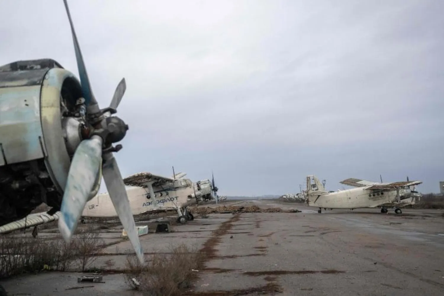 دمار في مطار خيرسون الأوكراني (أ.ف.ب)