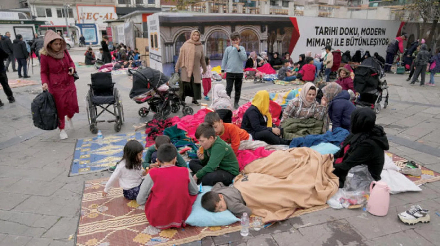 أتراك يفترشون أحد الشوارع بعدما تركوا منازلهم بعد الزلزال في مدينة دوزجة أمس (أ.ب)