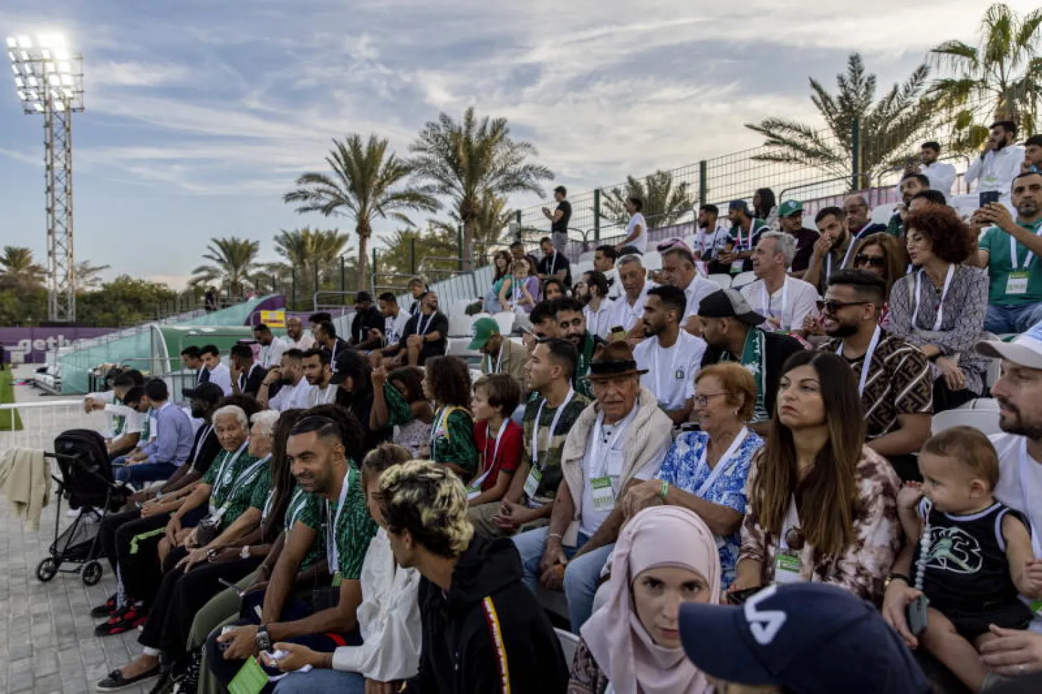 عائلات اللاعبين خلال حضورهم تدريبات المنتخب السعودي (إ.ب.أ)