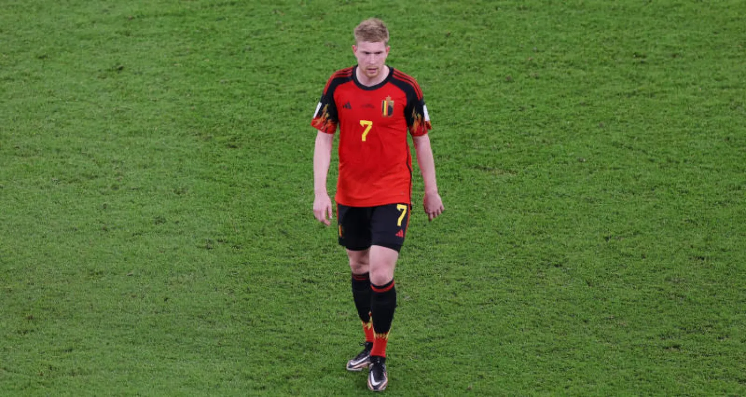 دي بروين استغرب من منحه جائزة لا يستحقها في الملعب (رويترز)