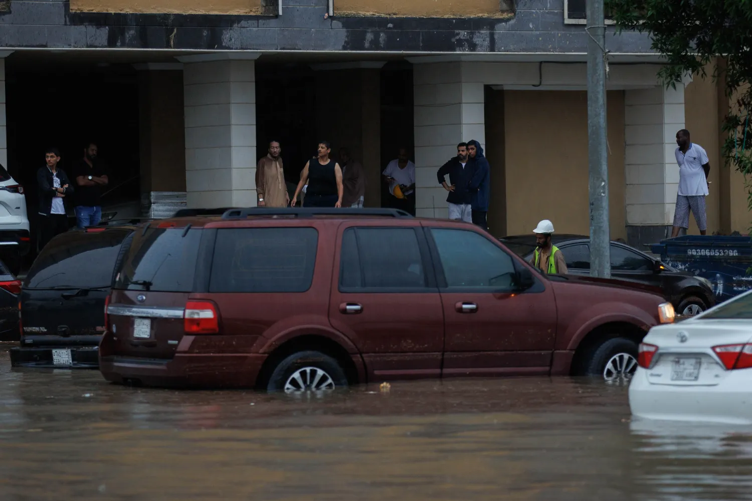 أدى تساقط الأمطار الكثيف إلى غرق الطرقات والشوارع، وتعطل المركبات (تصوير: عبد الله الفالح)
