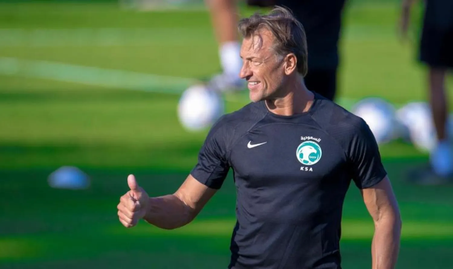 الفرنسي إيرفي رينارد مدرب المنتخب السعودي خلال الحصة التدريبية الأخيرة قبل مباراة بولندا (الشرق الأوسط)