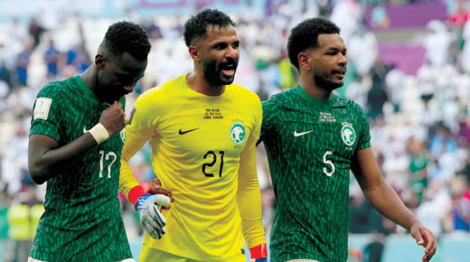 البليهي وتمبكتي يحتفلان مع الحارس العويس بعد الفوز على الأرجنتين (أ.ب)