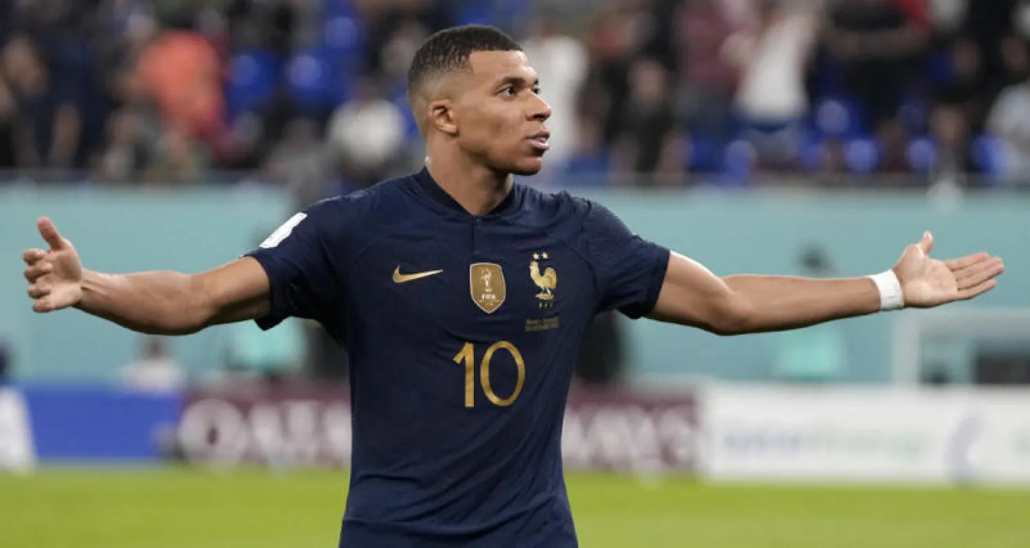 مبابي يحتفل بهدف الثاني في مرمى الدنمارك (أ.ب)