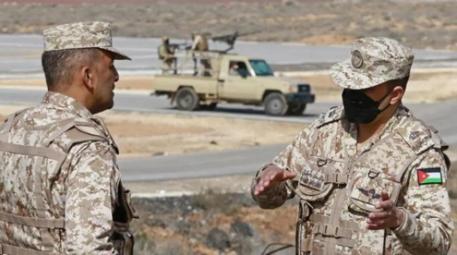 Two members of the Jordanian Armed Forces during an operation to monitor smuggling networks across the border with Syria (Archive - AFP)