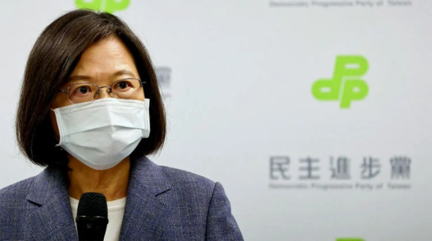 تساي إنغ-ون تعلن نيتها الاستقالة من زعامة الحزب الحاكم أمس (رويترز)