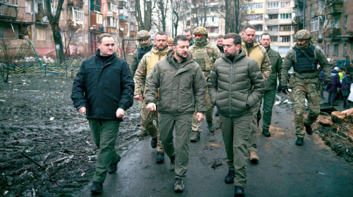 الرئيس الأوكراني يتفقد الجمعة الدمار الذي لحق بضواحي العاصمة كييف (أ.ب)