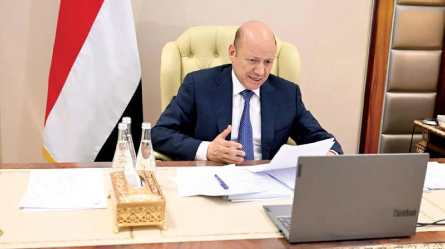 رئيس مجلس القيادة الرئاسي اليمني رشاد العليمي أثناء ترؤسه السبت اجتماعاً افتراضياً لأعضاء المجلس (سبأ)