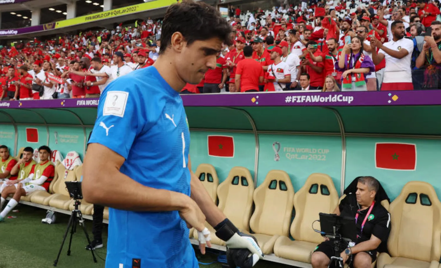 ياسين بونو خلال وجوده قبل بدء مباراة المغرب وبلجيكا (رويترز)