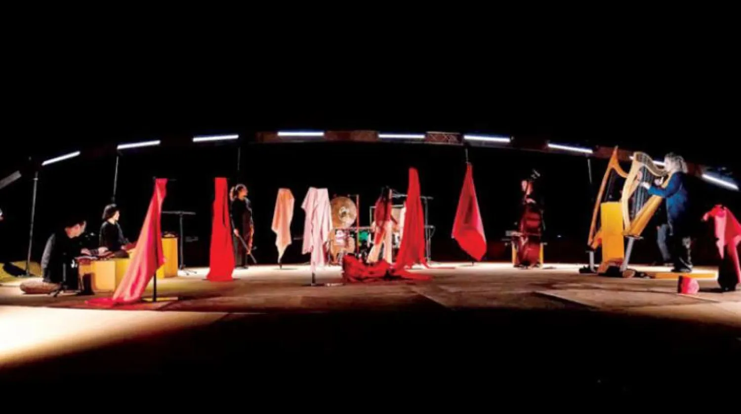 Sanatçı Fu, Al-Ula'daki "Sanat Vadisi"ndeki provalar sırasında