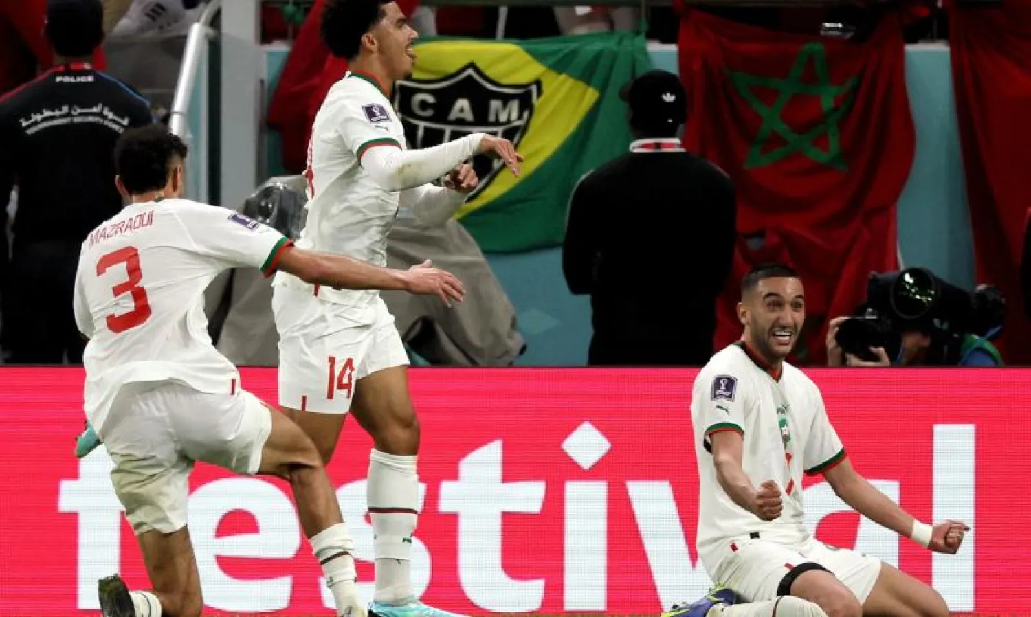 فرحة لاعبي منتخب المغرب بثنائيتهم المثيرة في شباك بلجيكا (أ.ف.ب)