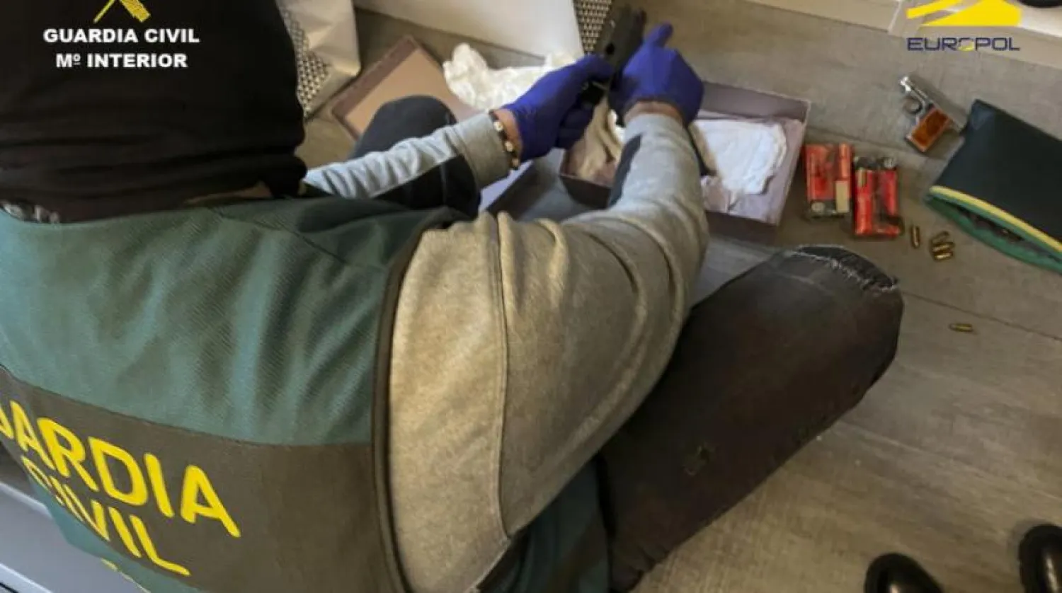 Avrupa kokain kaçakçılığı ağını ortadan kaldırmaya yönelik polis operasyonundan bir görüntü (EPA)