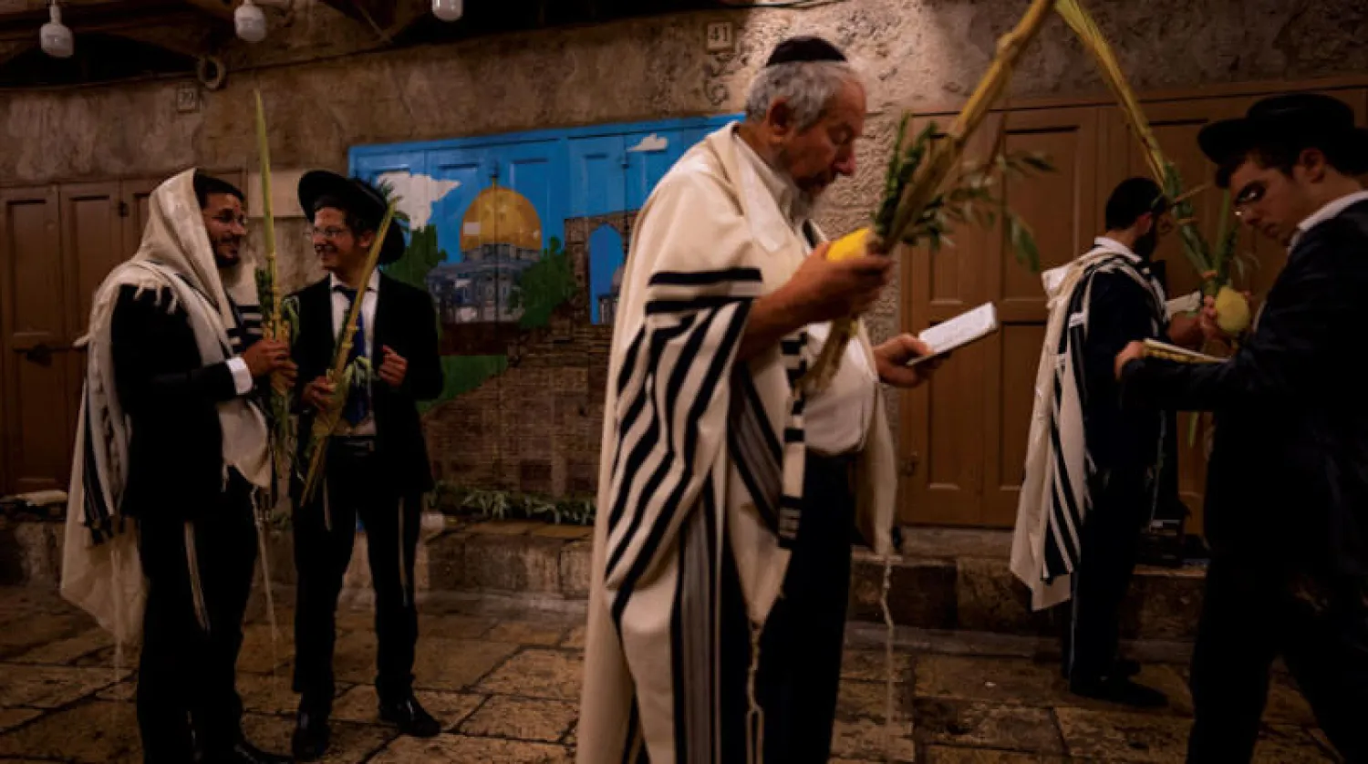 يهود متشددون يؤدون طقوس «عيد سوكوت» بجوار إحدى بوابات الحرم القدسي أكتوبر الماضي (أ.ب)