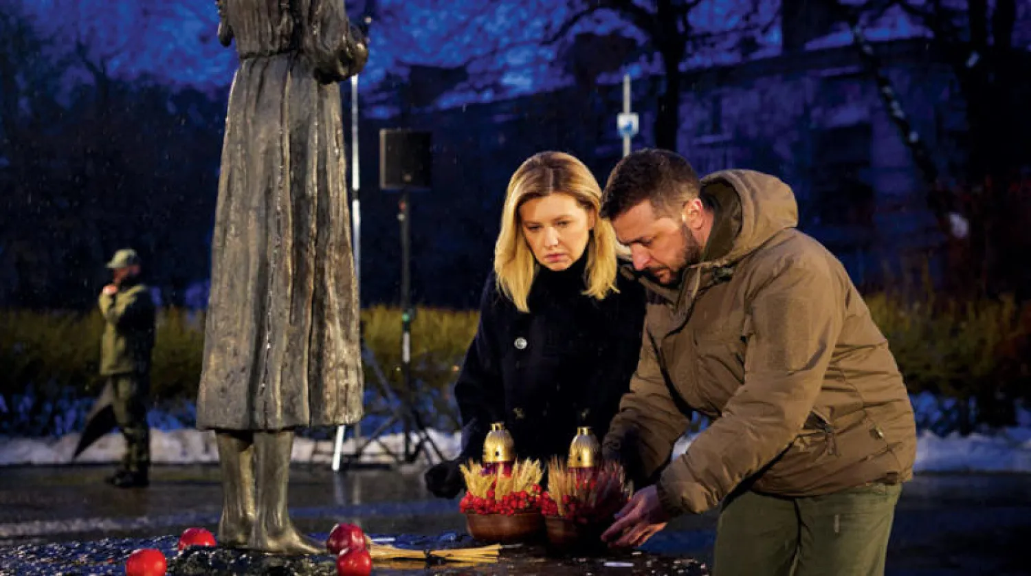 زيلينسكي وزوجته يحييان ذكرى ضحايا «الهولودومور» (الإبادة بالجوع) في كييف أمس (رويترز)