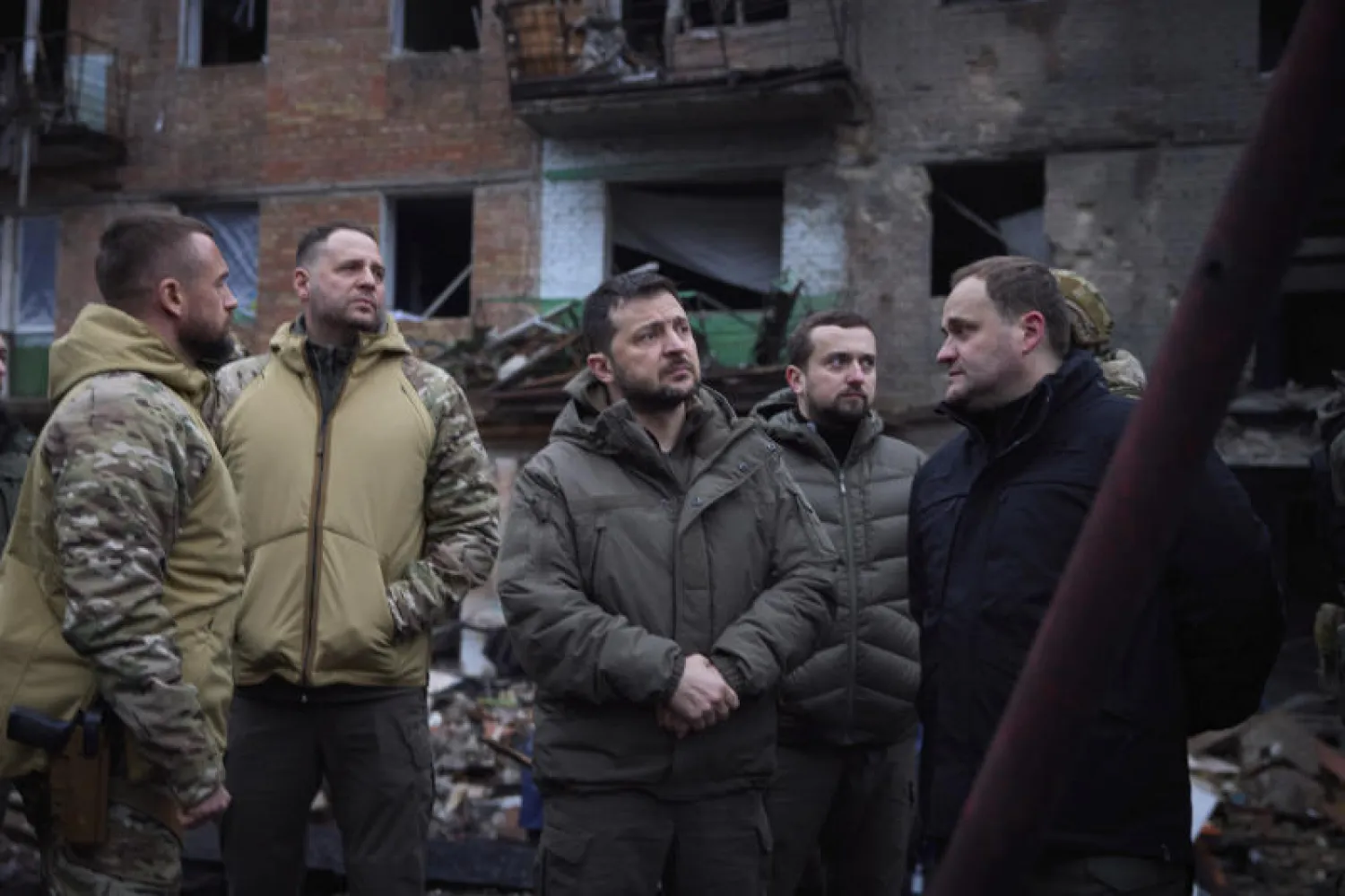 الرئيس الأوكراني فولوديمير زيلينسكي في أثناء زيارته لبلدة فيشغورود خارج العاصمة كييف (أ.ب)