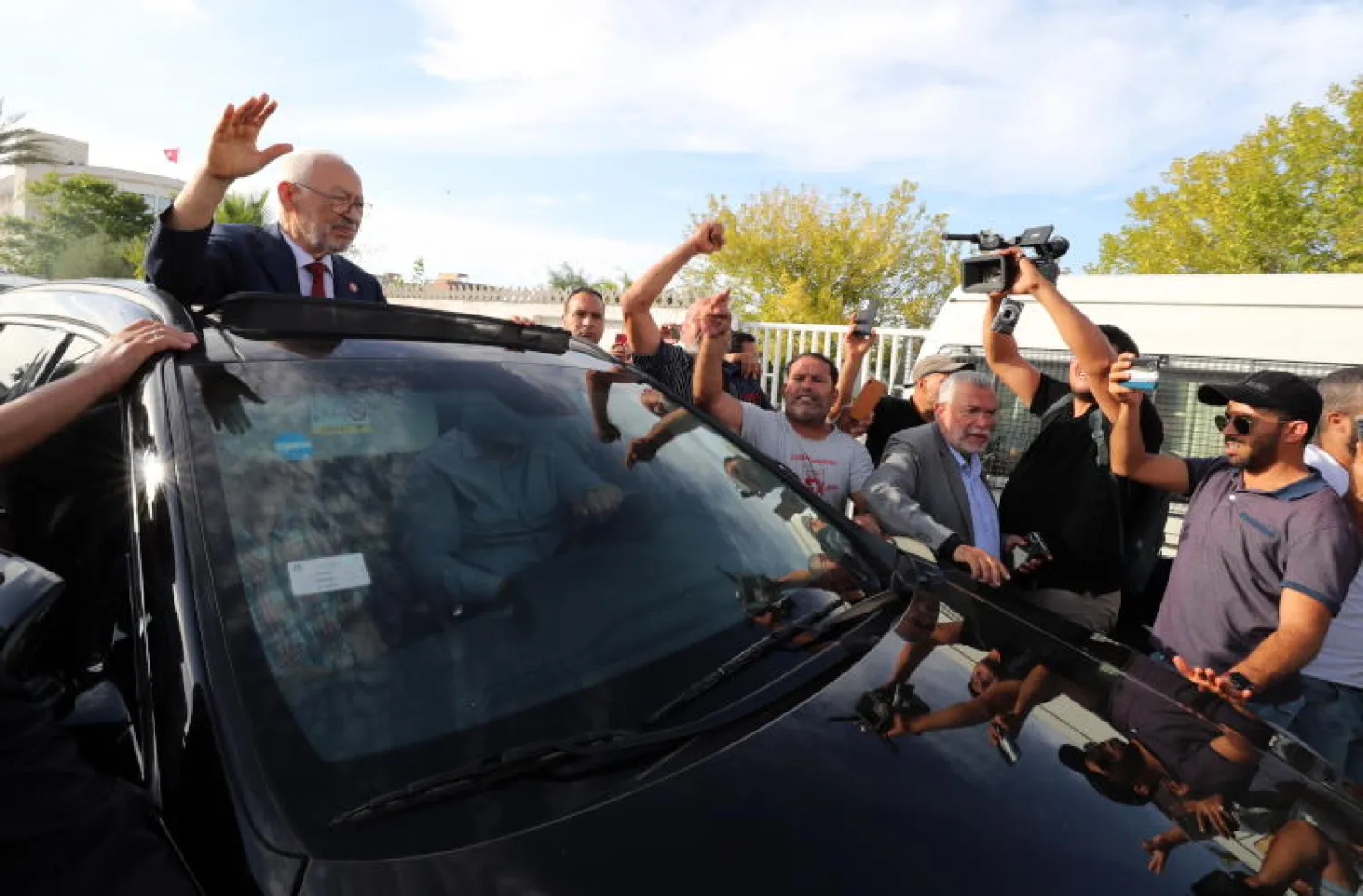 الغنوشي لدى وصوله إلى التحقيق في القضية ذاتها سبتمبر الماضي (إ.ب.أ)