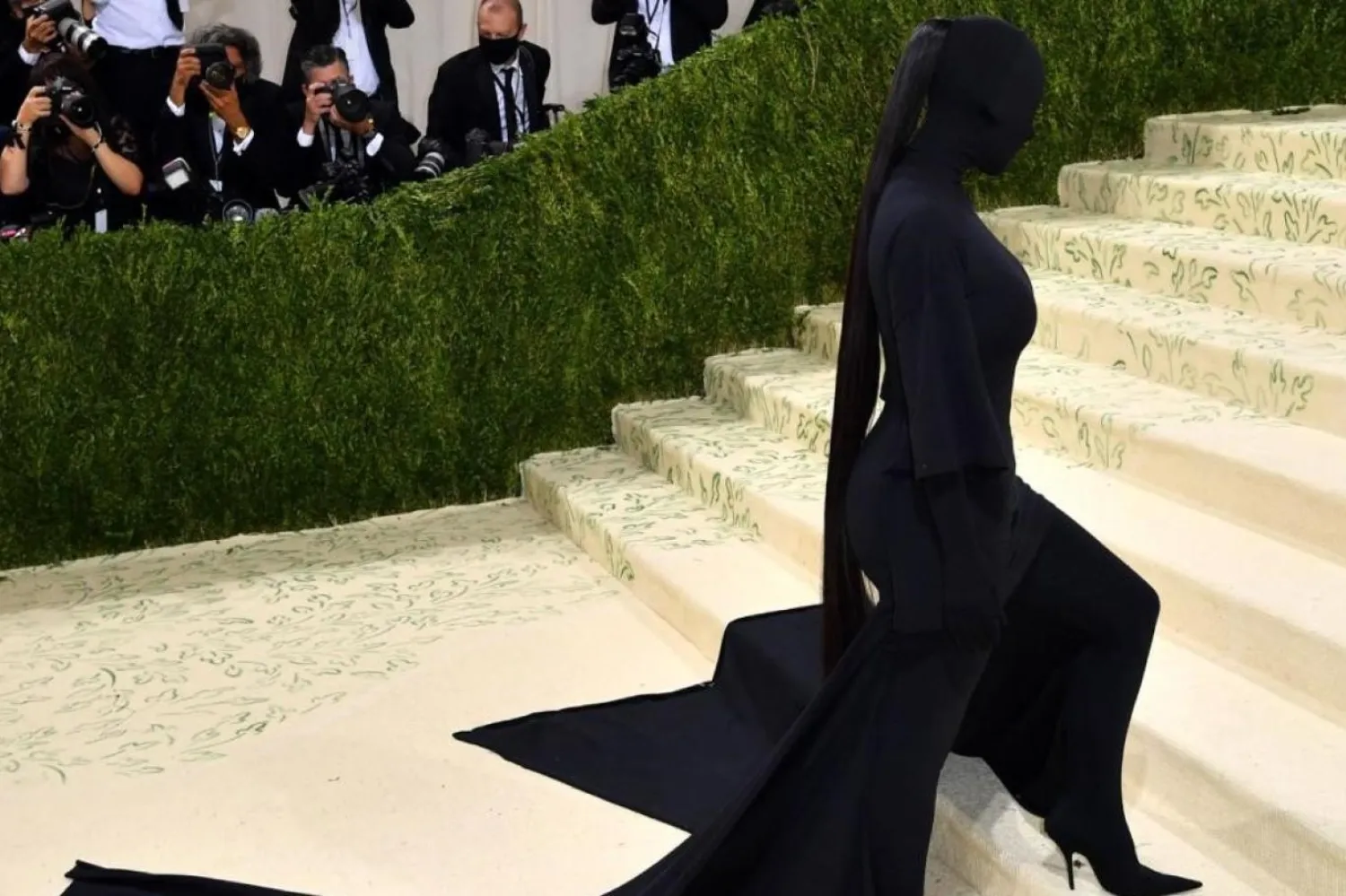 Lüks giyim markasıyla sık sık işbirliği yapan Kim Kardashian'ın 2021 Met Gala'da giydiği tartışmalı kıyafeti de Balenciaga imzası taşıyordu (AFP)

