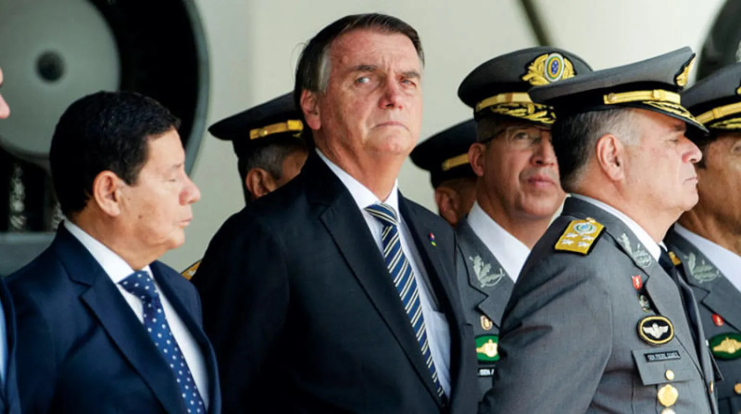 بولسونارو مع نائبه وكبار الجنرالات خلال حفل التخريج في المدرسة العسكرية في 26 نوفمبر الحالي (أ.ف.ب)