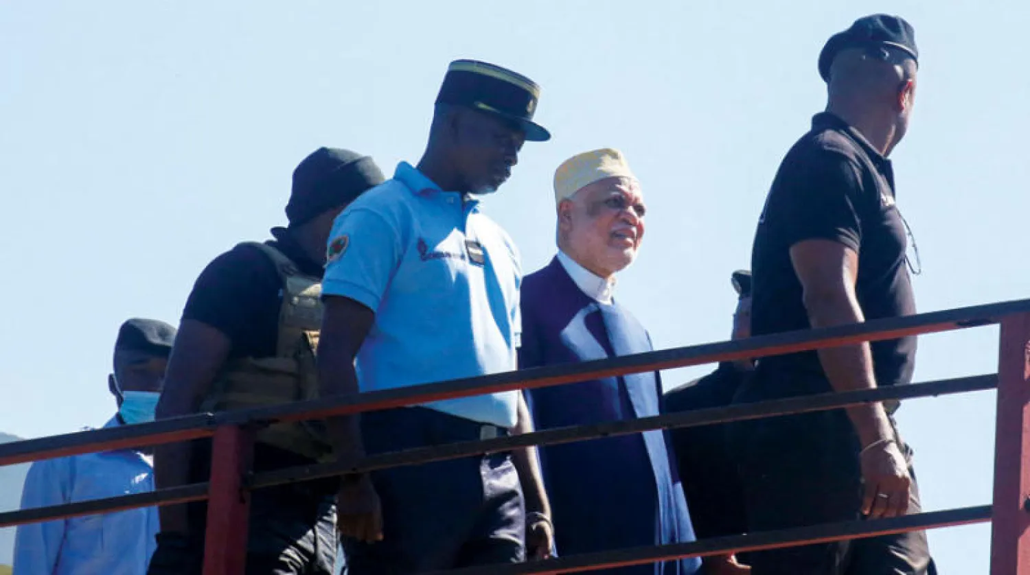 سامبي خلال اقتياده إلى قاعة المحكمة في 21 نوفمبر الحالي (أ.ف.ب)