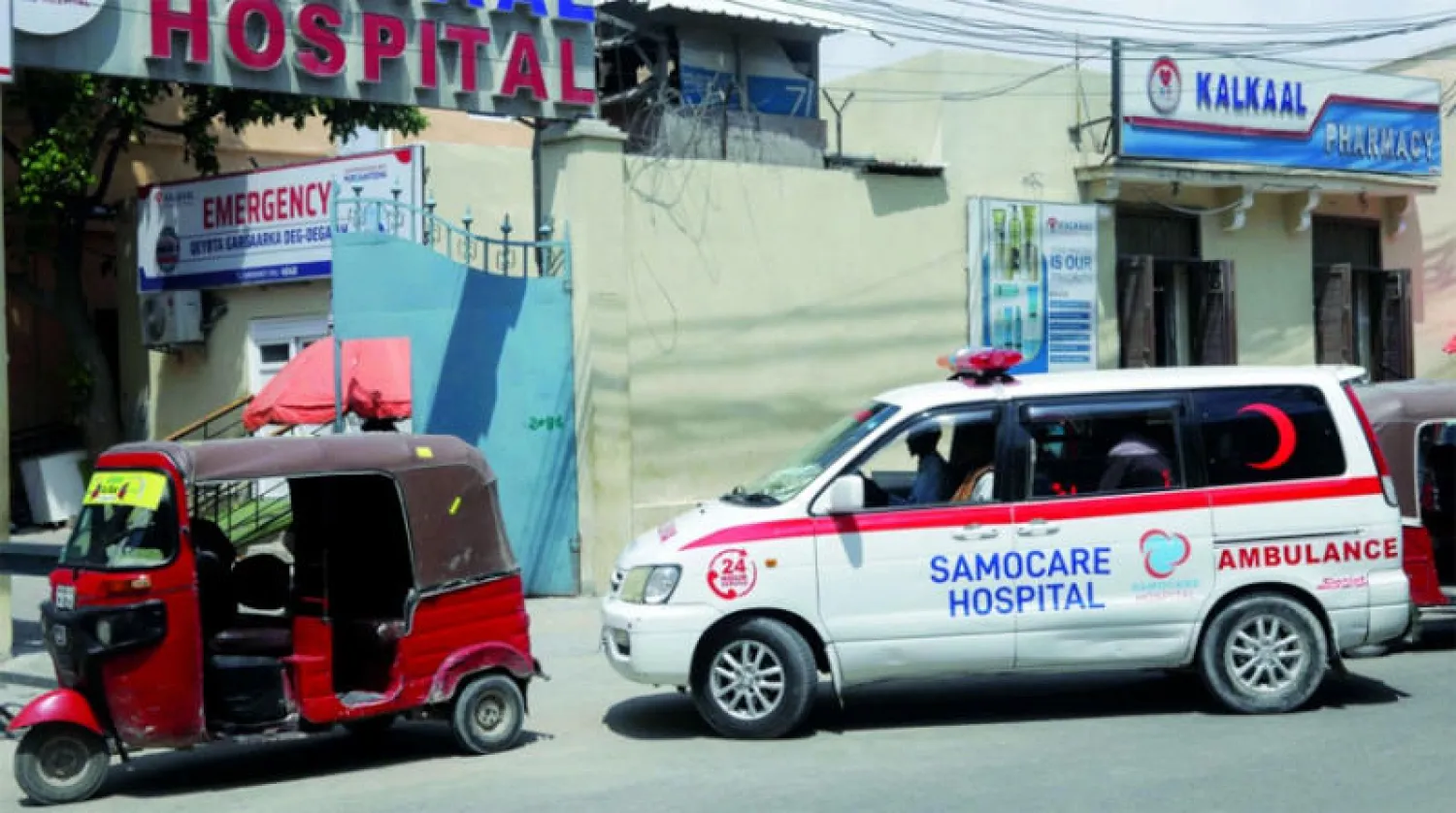 سيارة إسعاف تحمل جريحاً مجهول الهوية تدخل مستشفى كالكال بعد أن هاجم متشددو حركة «الشباب» المرتبطون بـ«القاعدة» فندق «فيلا روز» في مقديشو بالصومال أمس (رويترز)