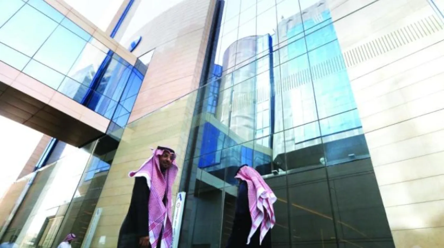 Impact of the initial increase in the interest rate on the net revenues of Gulf banks (AP)
