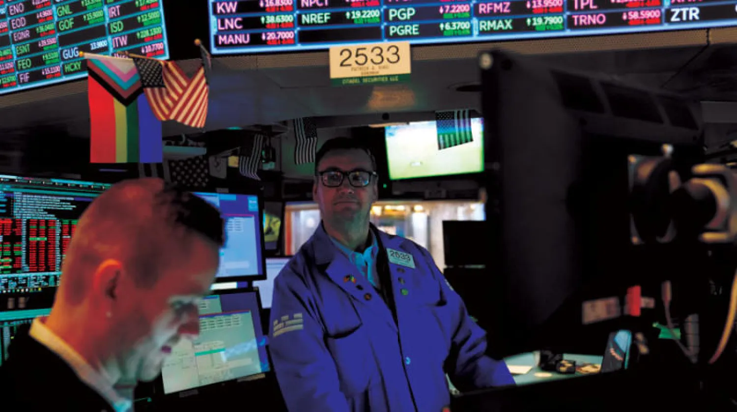 متداولون في بورصة نيويورك يتابعون حركة الأسهم فيما تحاول الأسواق التخلص من الآثار السلبية للقيود الصينية (أ.ب)