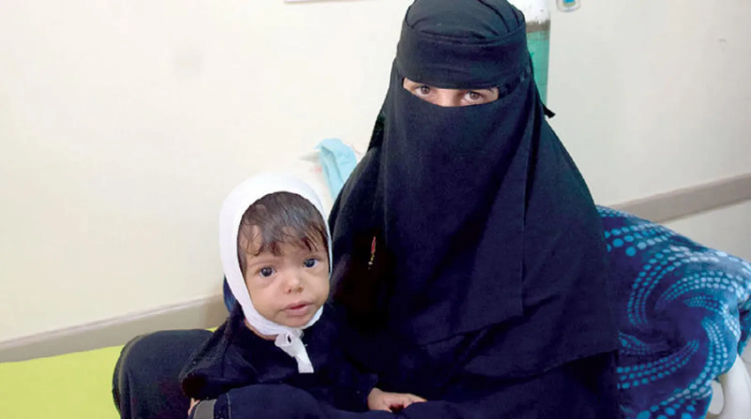 طفلة تتلقى الرعاية في مكتب تابع لمنظمة الصحة العالمية (الأمم المتحدة)