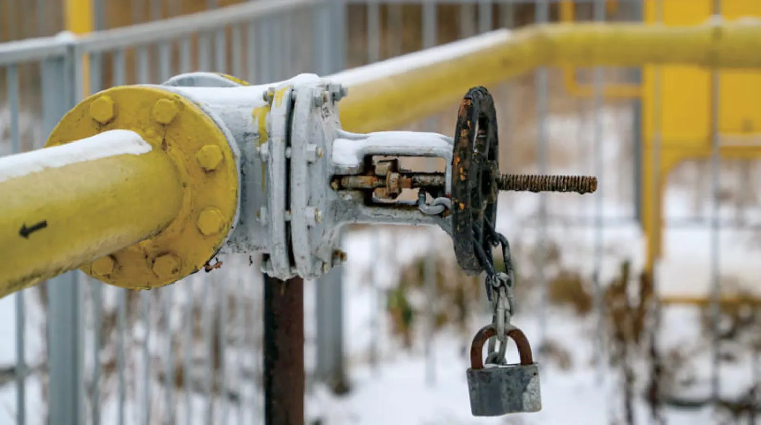 صمام مغلق بقفل على أنبوب غاز تابع لشركة غازبروم الروسية في إحدى المحطات الفرعية بضواحي موسكو (إ.ب.أ)