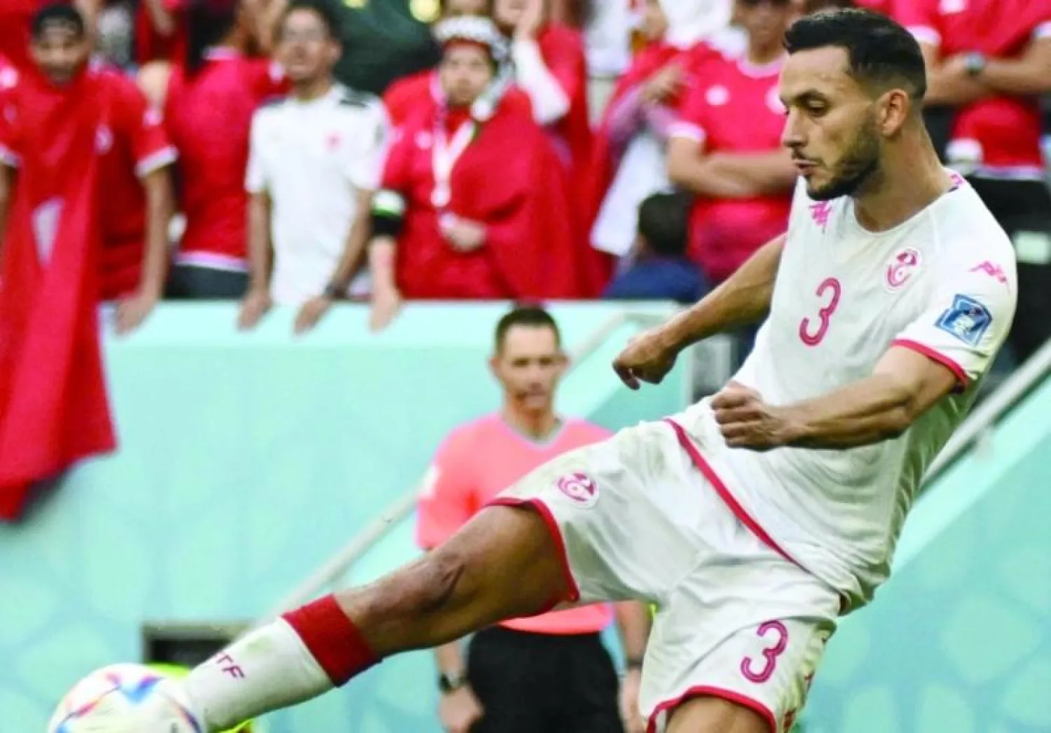 الطالبي أمام أستراليا بالقميص التونسي الذي فضل الدفاع عن ألوانه (أ.ف.ب)