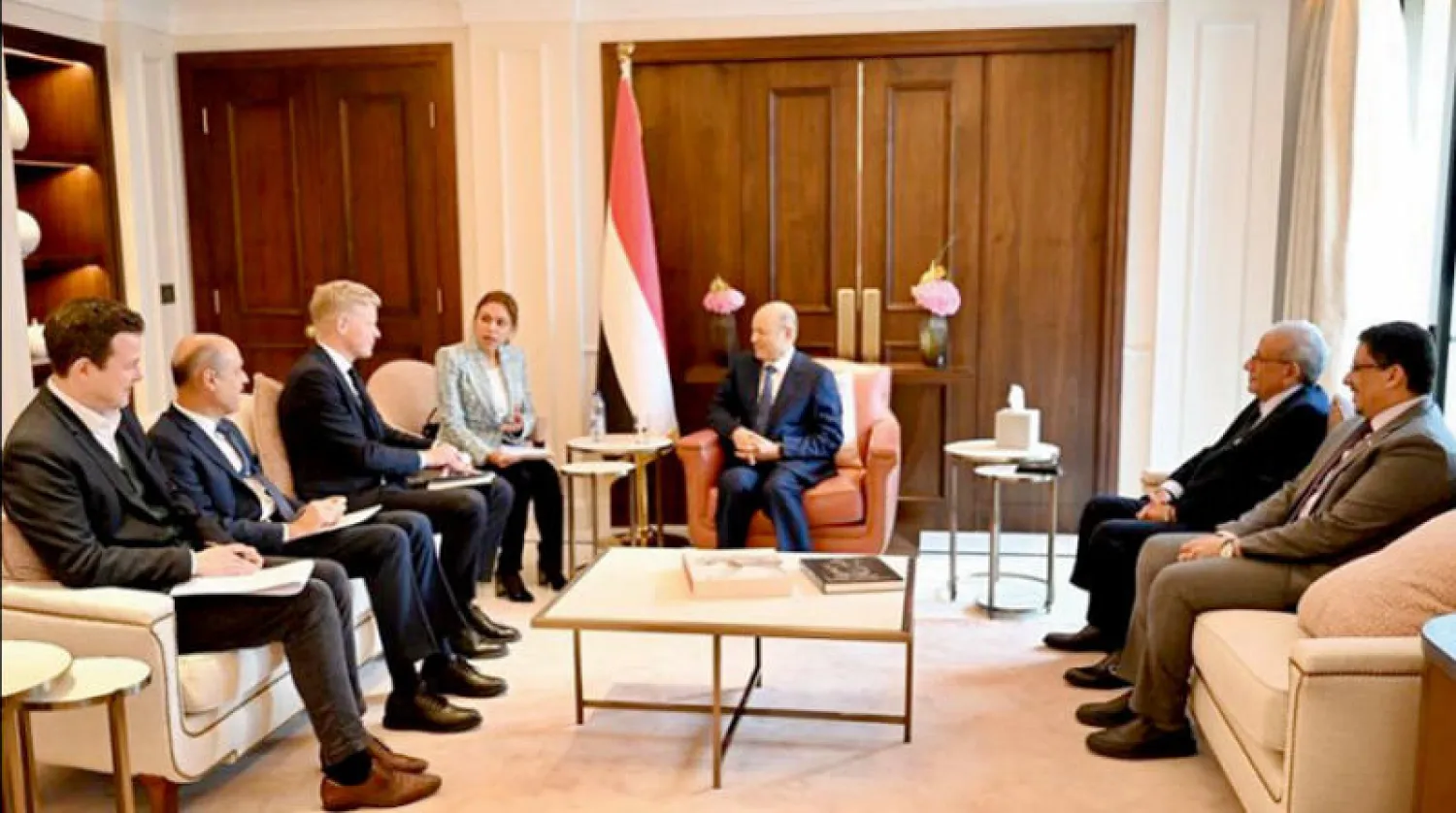 العليمي مجتمعاً مع غروندبرغ في عمان أمس (سبأ)