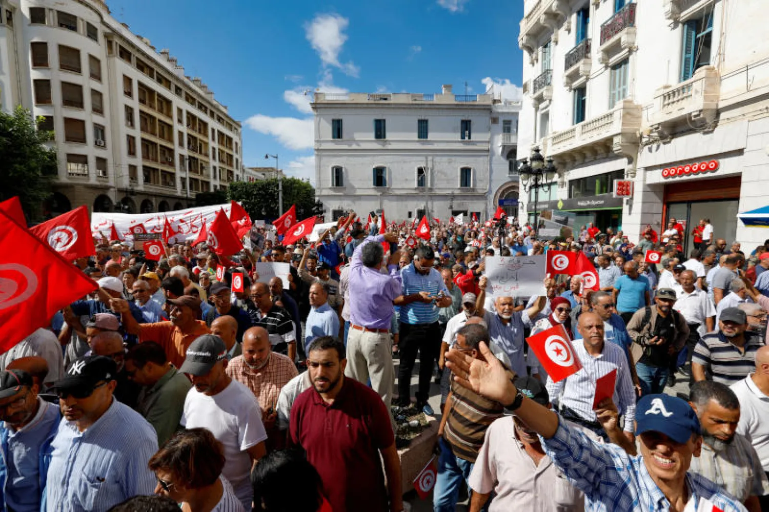 مجموعة من متظاهري «حركة النهضة» المقاطعة للانتخابات (رويترز)