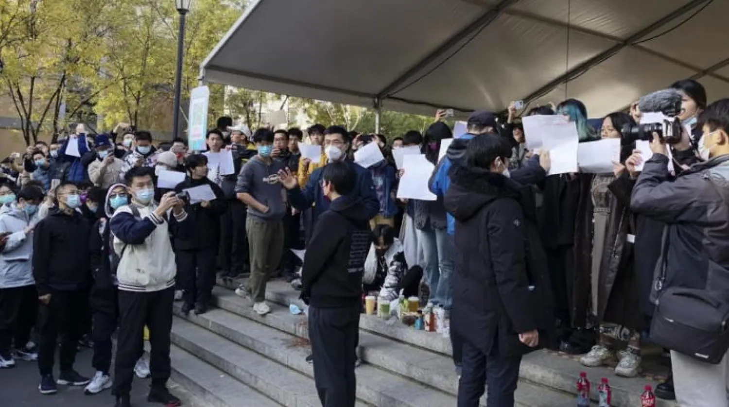 Pekin'deki Tsinghua Üniversitesi kampüsünde öğrenciler toplandı (AP)