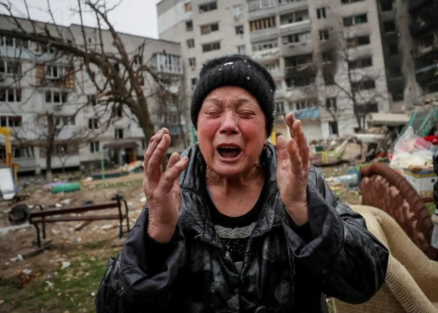 امرأة أوكرانية تبكي على موت أقاربها بقصف روسي على مدنيين في بوروديانكا بأوكرانيا في 8 أبريل 2022 (رويترز)
