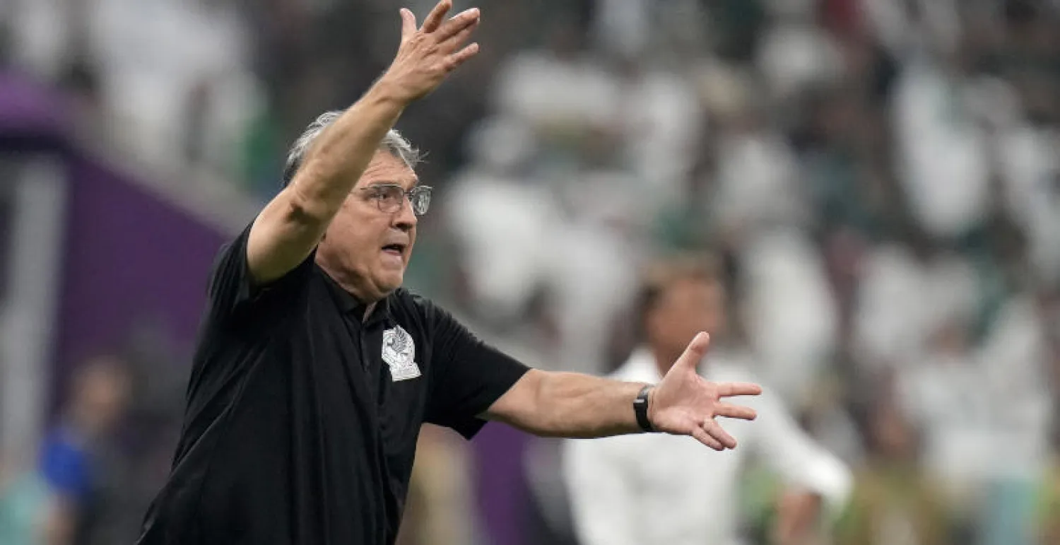 مارتينو أعلن تحمله المسؤولية الكاملة لخروج المكسيك من «المجموعات» (أ.ب)