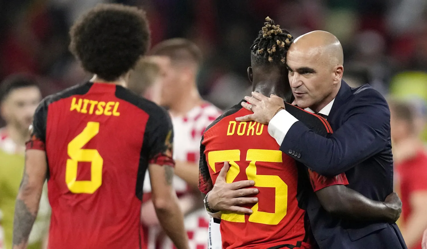 مارتينيس يواسي لاعبيه بعد الخروج من مونديال قطر «أ.ب»