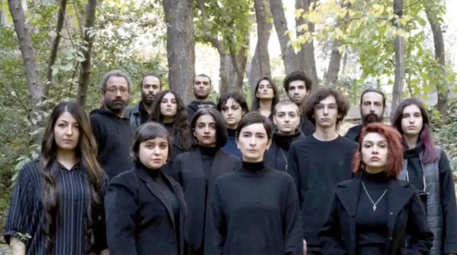 Sosyal medyada yayınlanan, başörtüsü takmayan sanatçılar da dahil olmak üzere İranlı aktörlerin yer aldığı bir videodan bir kesit