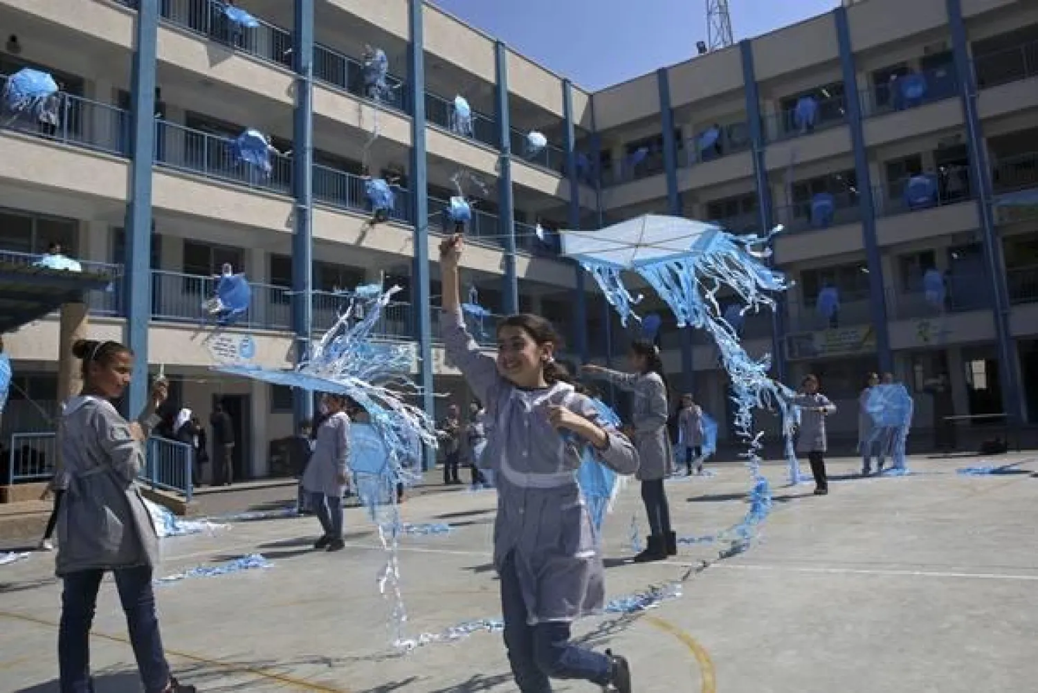 مدرسة للبنات في غزة (إ.ف.ب)